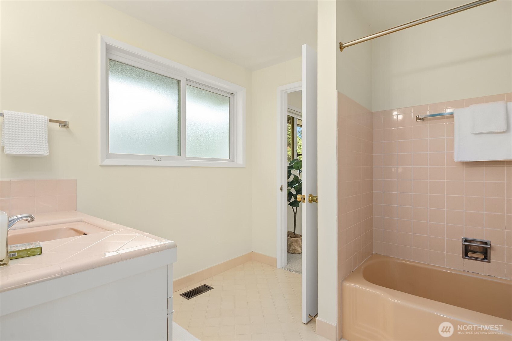 Seattle, Washington, 98105, United States, 3 Bedrooms Bedrooms, ,4 BathroomsBathrooms,Residential,Active,2025645