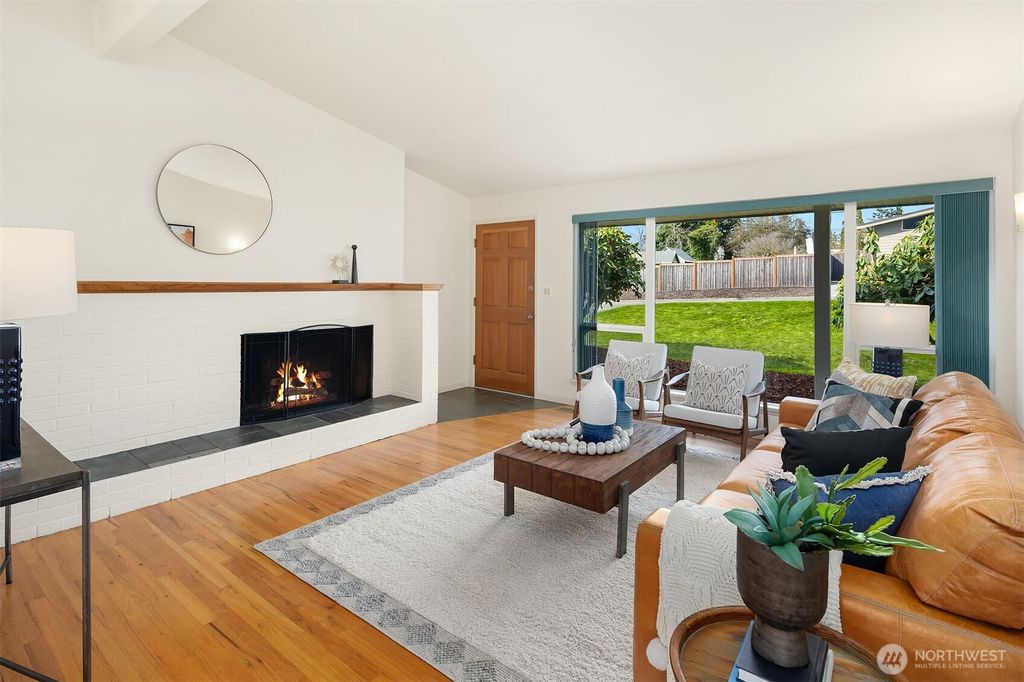 Photo of 12119 SE 43rd St St, Bellevue, WA 98006 (MLS # 2346172)