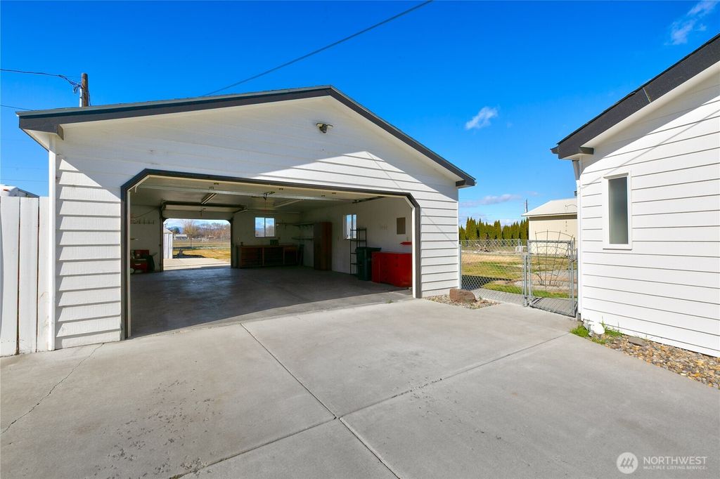 Photo of 1910 S 47th Avenue, Yakima, WA 98903 (MLS # 2491410)