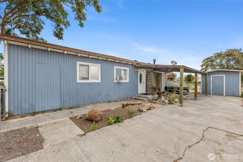 Photo of 811 S Winona Street, Moses Lake, WA 98837 (MLS # 2416585) Photo of 811 S Winona Street, Moses Lake, WA 98837 (MLS # 2416585)