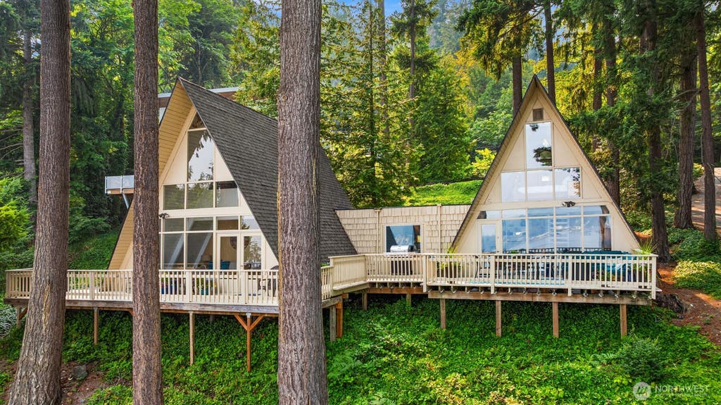 Photo of 1602 W Lake Sammamish Parkway SE, Bellevue, WA 98008 (MLS # 2566144)