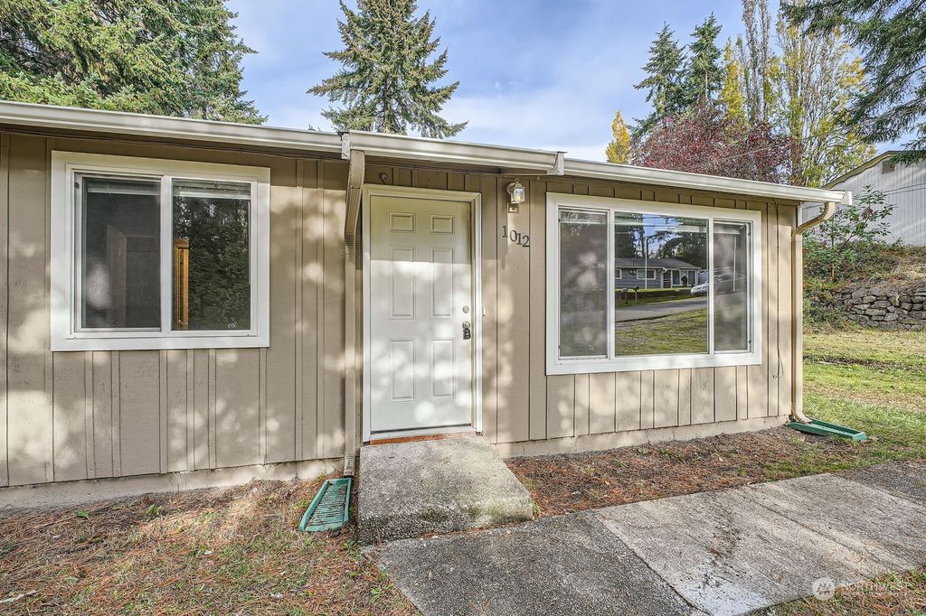 Photo of 1012 SW 306th Street, Federal Way, WA 98023 (MLS # 2309679)