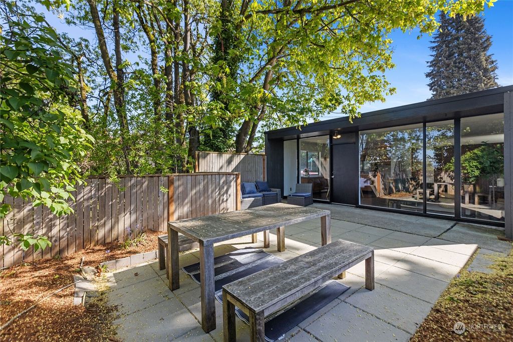 Photo of 719 N 38th Street, Seattle, WA 98103 (MLS # 2264845)