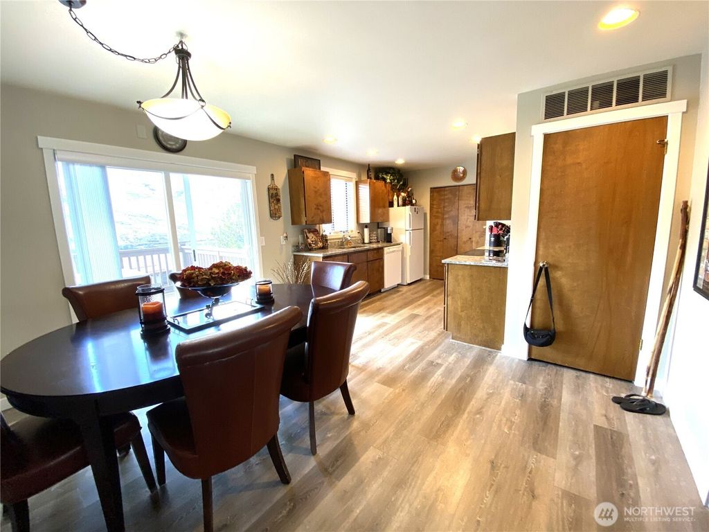 Photo of 982 Highline Drive, East Wenatchee, WA 98802 (MLS # 2495380)