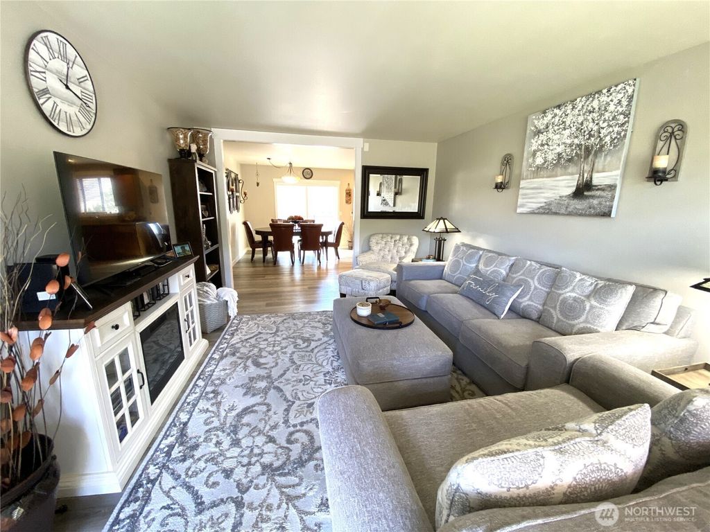 Photo of 982 Highline Drive, East Wenatchee, WA 98802 (MLS # 2495380)