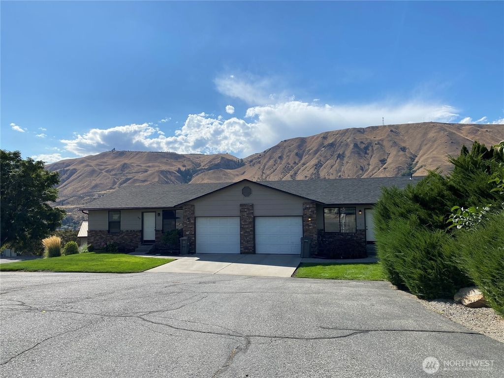 Photo of 982 Highline Drive, East Wenatchee, WA 98802 (MLS # 2495380)
