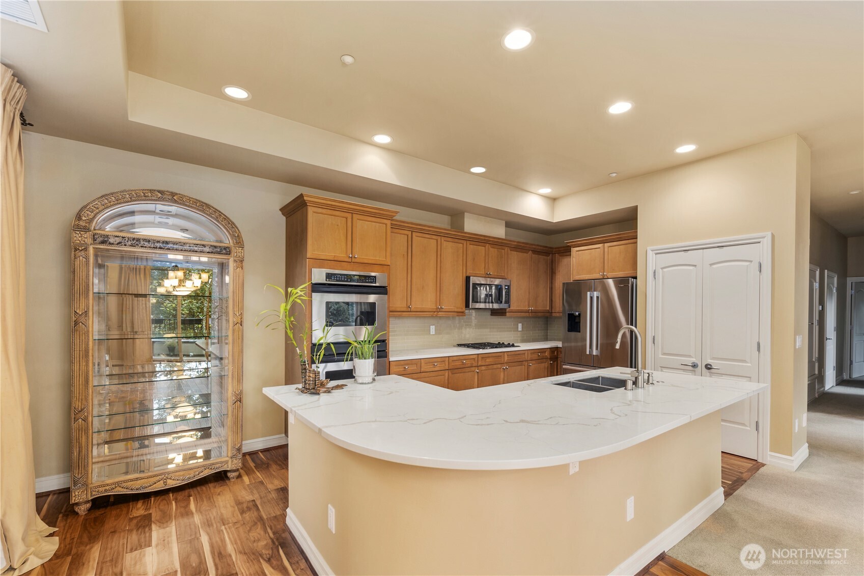 Bellevue, Washington, 98004, United States, 2 Bedrooms Bedrooms, ,2 BathroomsBathrooms,Residential,Active,2023880