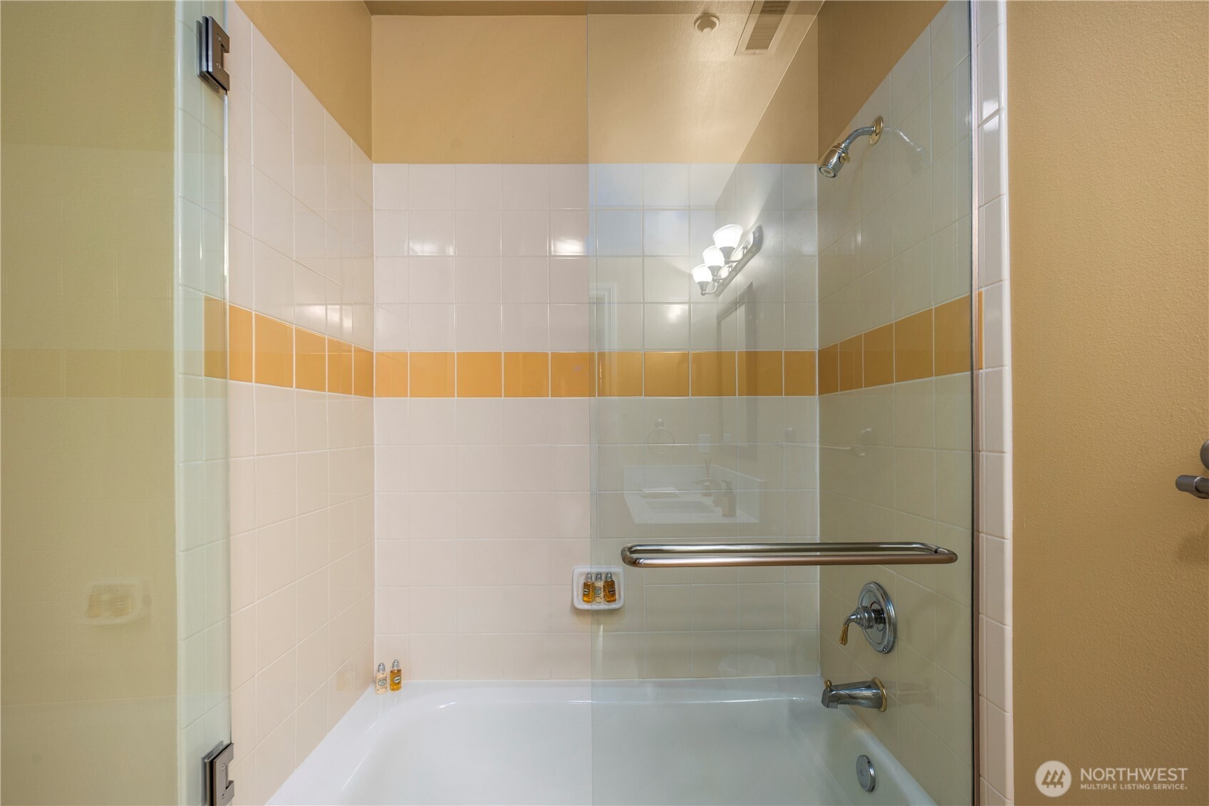 Bellevue, Washington, 98004, United States, 2 Bedrooms Bedrooms, ,2 BathroomsBathrooms,Residential,Active,2023880