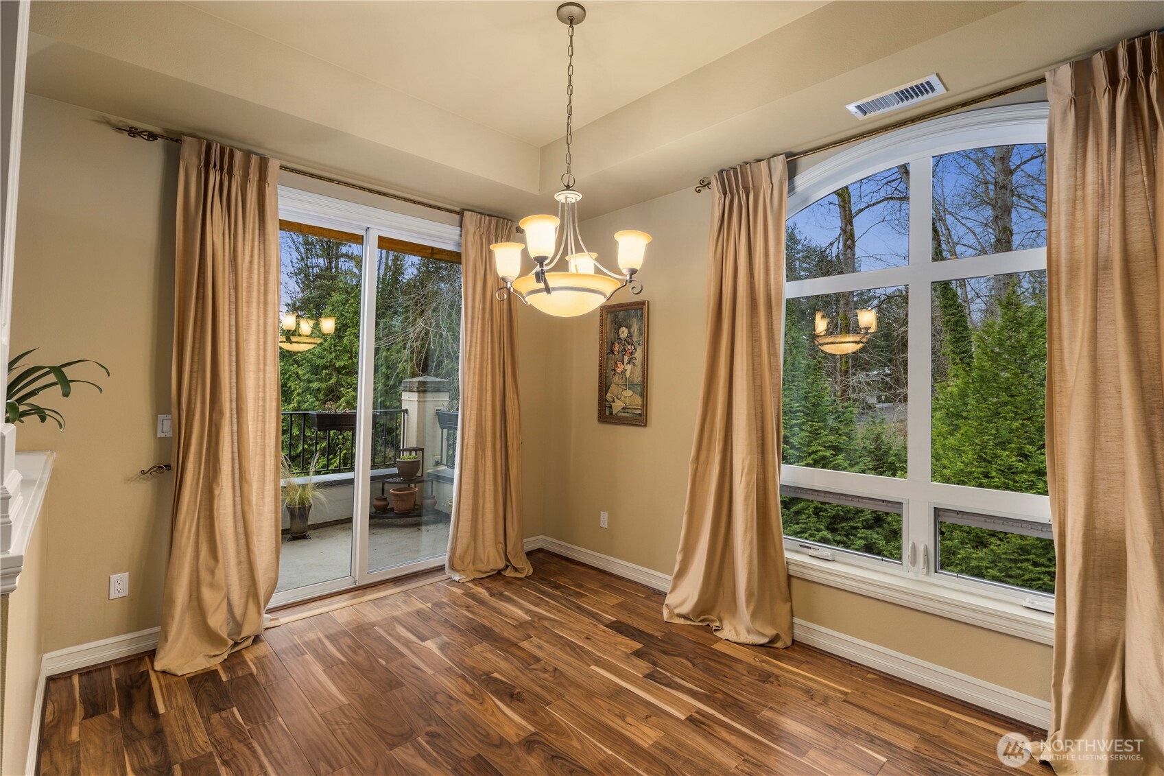 Bellevue, Washington, 98004, United States, 2 Bedrooms Bedrooms, ,2 BathroomsBathrooms,Residential,Active,2023880