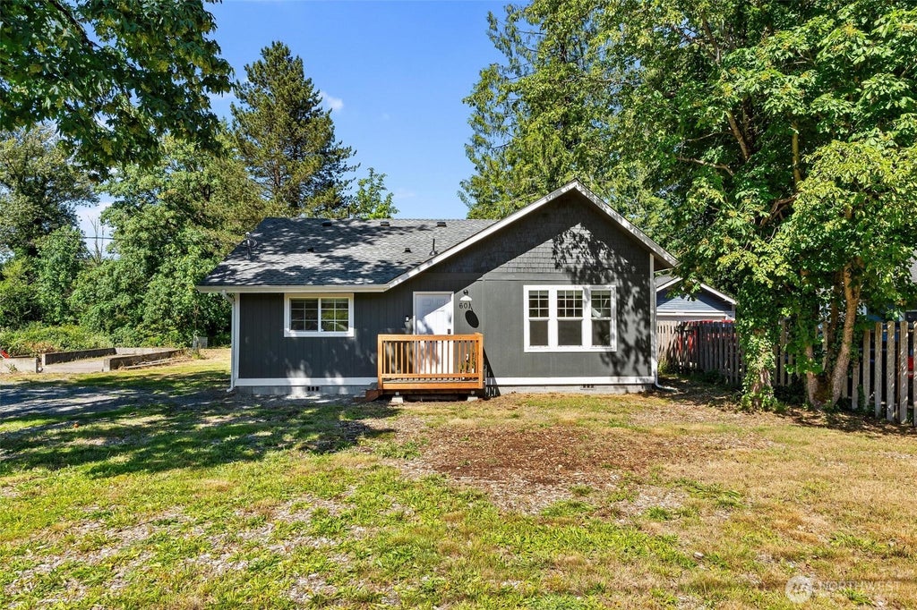 Photo of 601 Croft Ave W AVE, Gold Bar, WA 98251 (MLS # 2531097)