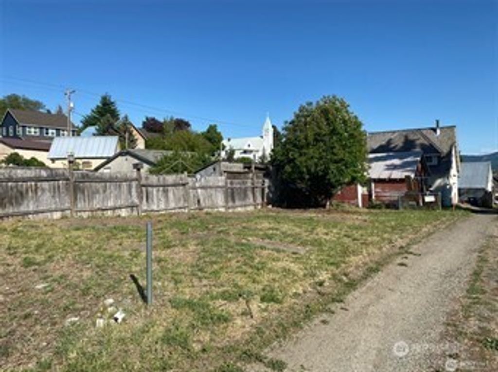 Photo of 200 E Arizona Avenue, Roslyn, WA 98941 (MLS # 2501523)
