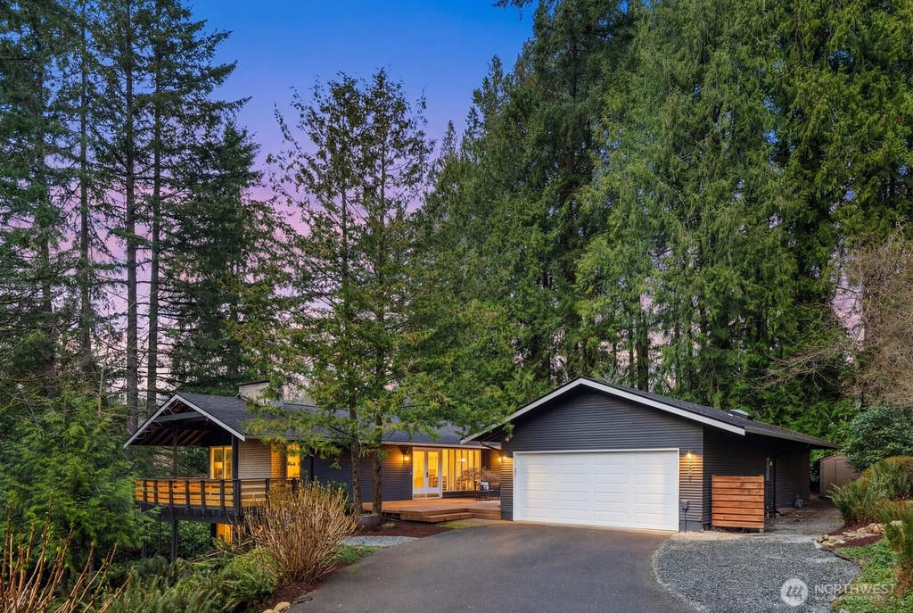 Photo of 1520 Sycamore Drive SE, Issaquah, WA 98027 (MLS # 2561164)
