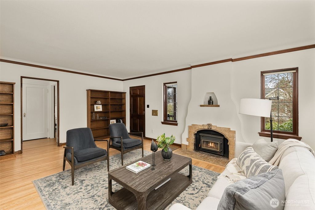 Photo of 101 NE 51st Street, Seattle, WA 98105 (MLS # 2352773)