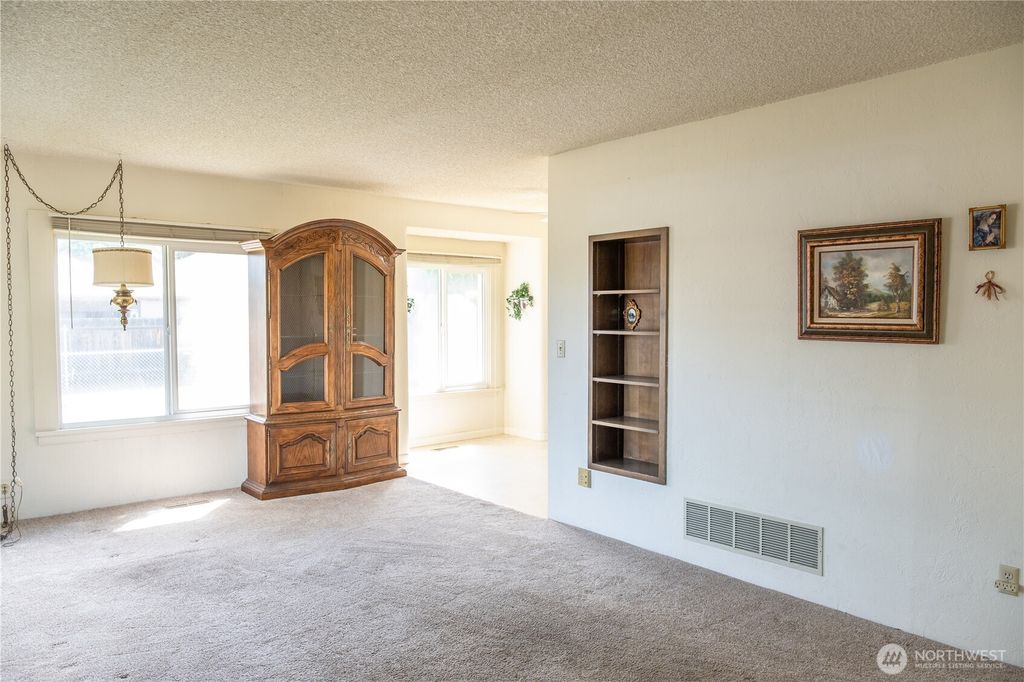 Photo of 609 W Whitman Street, College Place, WA 99324 (MLS # 2465579)