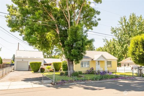 Photo of 609 W Whitman Street, College Place, WA 99324 (MLS # 2465579)