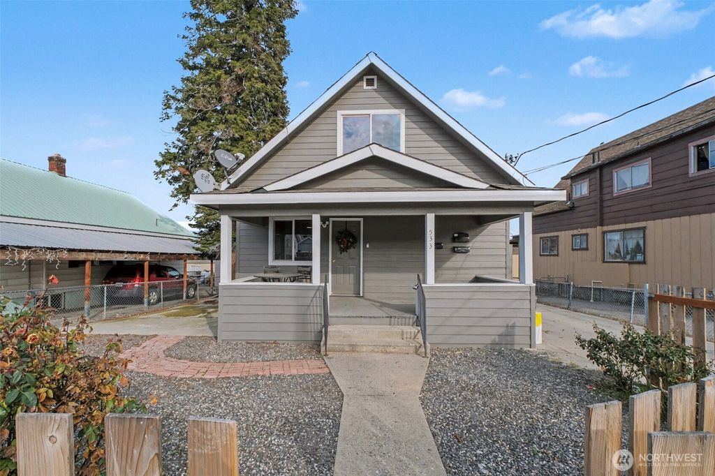 Photo of 533 Methow St #A,B,C, Wenatchee, WA 98801 (MLS # 2502512)