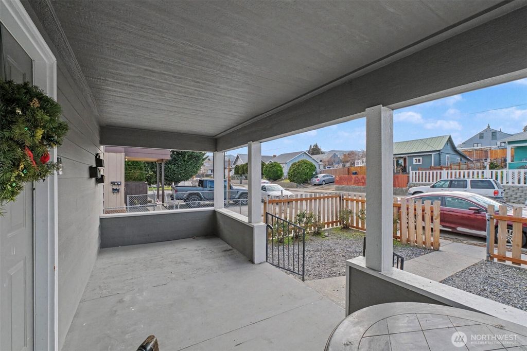 Photo of 533 Methow St #A,B,C, Wenatchee, WA 98801 (MLS # 2502512)