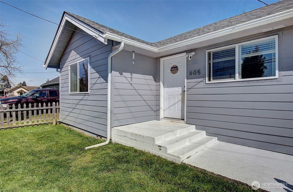 Photo of 605 Mill Street, Kelso, WA 98626 (MLS # 2502329)