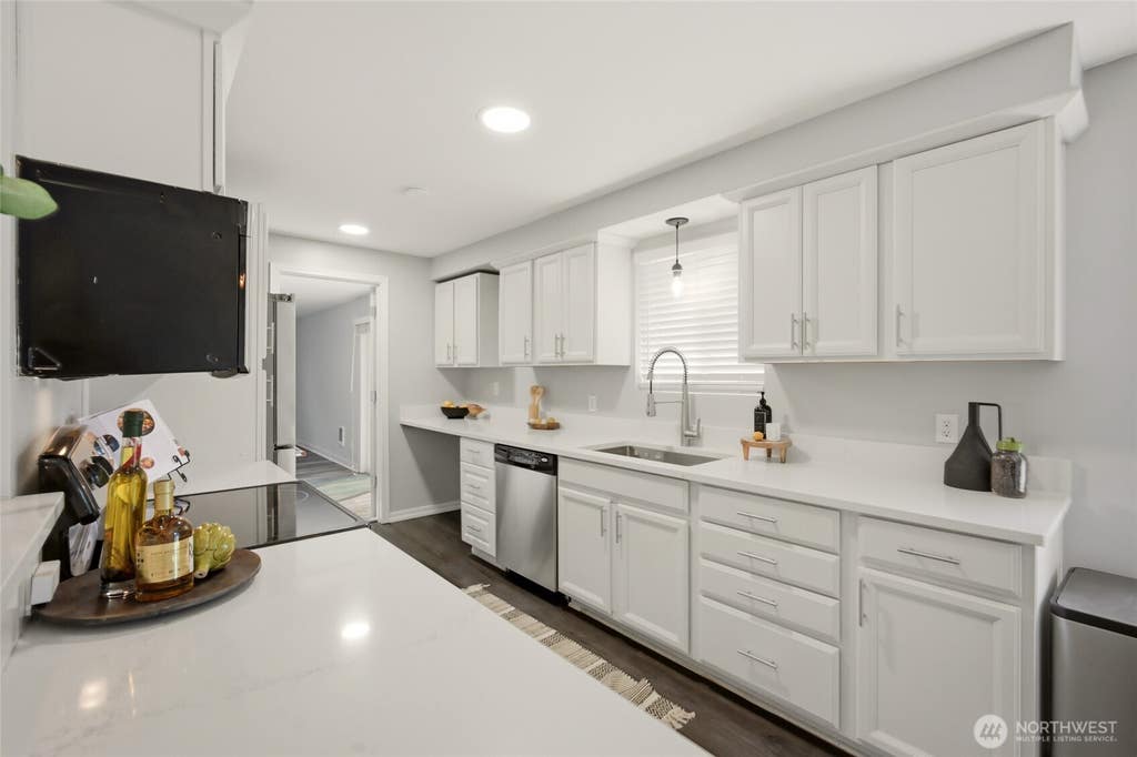 Photo of 6208 Sycamore Place, Everett, WA 98203 (MLS # 2561202)