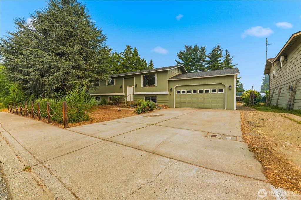 Photo of 105 Eastridge Drive, East Wenatchee, WA 98802 (MLS # 2565398)