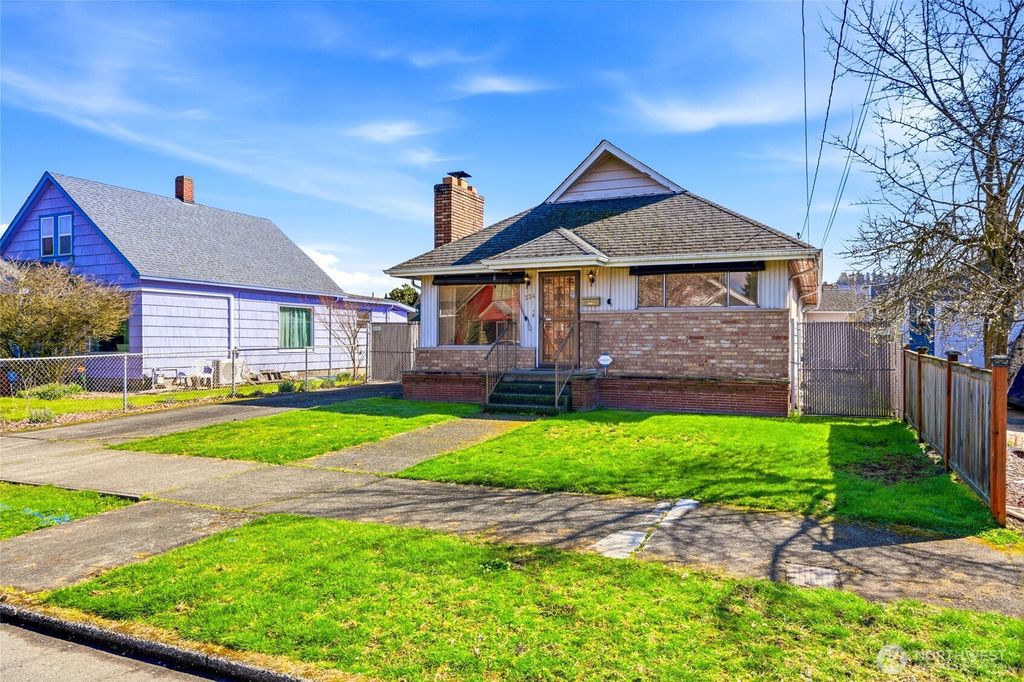 Photo of 334 Wells Avenue N, Renton, WA 98056 (MLS # 2501080)