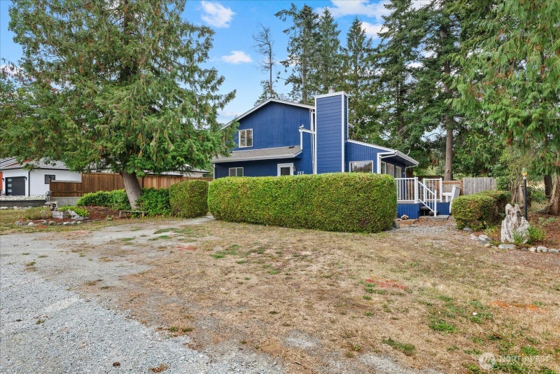 757 Commodore Ln