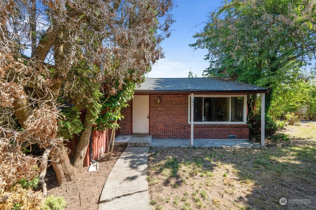 Photo of 7634 S 112th Street, Seattle, WA 98178 (MLS # 2133088)