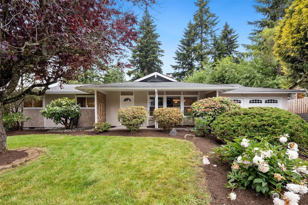 Photo of 8408 NE 138th Street, Kirkland, WA 98034 (MLS # 2255174)