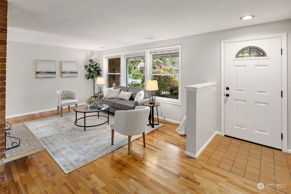 Photo of 8408 NE 138th Street, Kirkland, WA 98034 (MLS # 2255174)