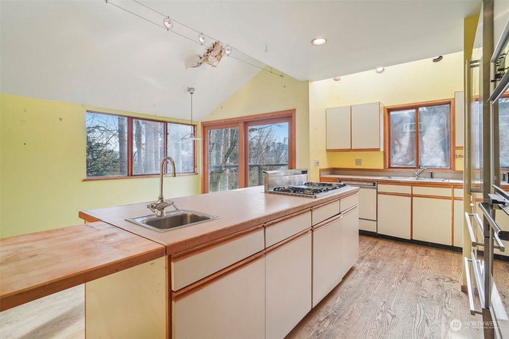 Photo of 1014 4th Avenue N, Seattle, WA 98109 (MLS # 2330558)