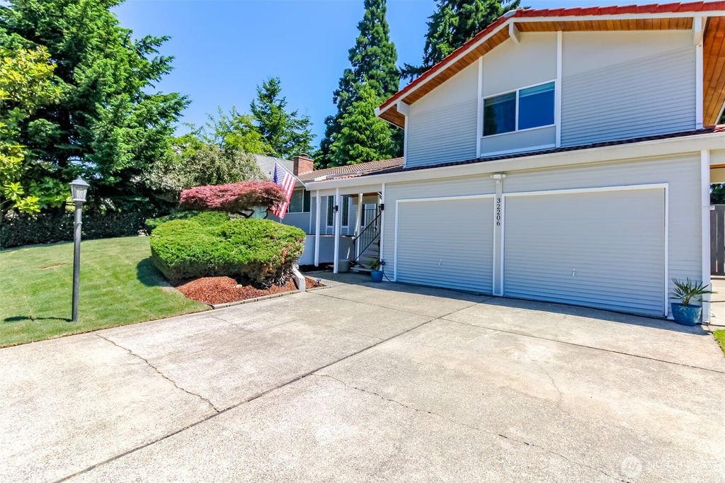 Photo of 32206 27th Avenue SW, Federal Way, WA 98023 (MLS # 2493685)