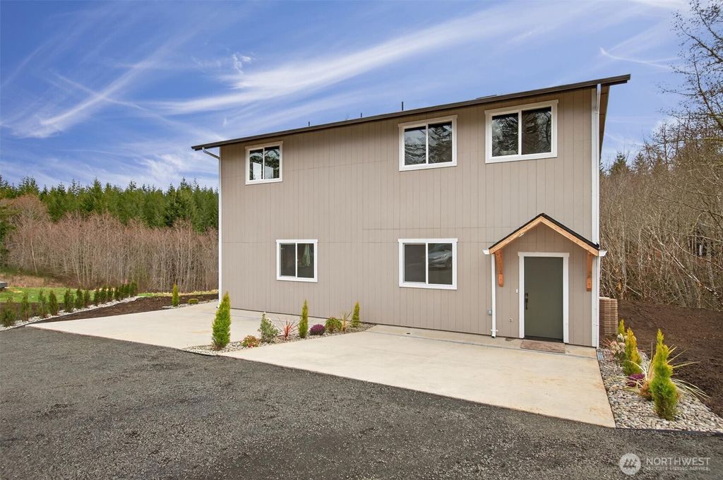 Photo of 11 Sun Crest Lane, Cathlamet, WA 98612 (MLS # 2492658)