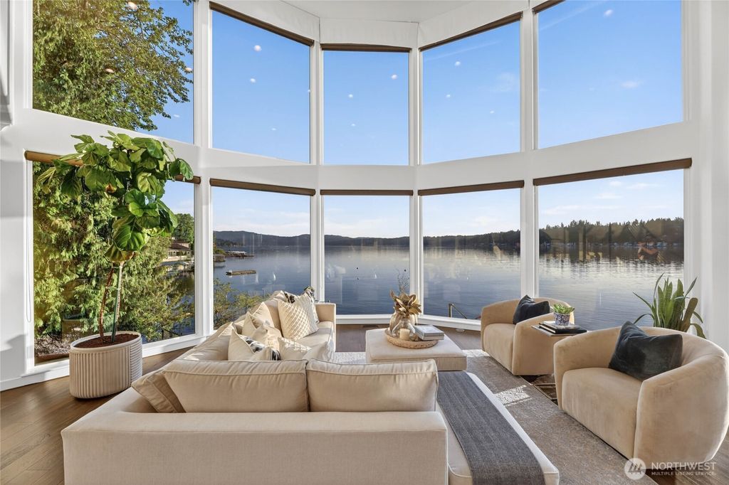 Photo of 2007 E Lake Sammamish Parkway NE, Sammamish, WA 98074 (MLS # 2519464)
