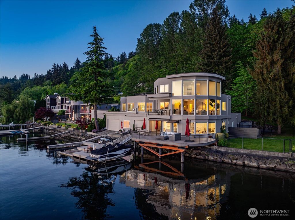 Photo of 2007 E Lake Sammamish Parkway NE, Sammamish, WA 98074 (MLS # 2519464)