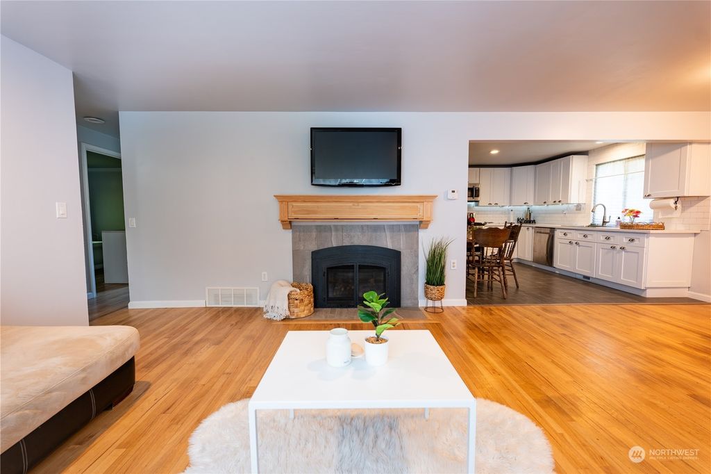 Photo of 16036 11th Avenue SW, Burien, WA 98166 (MLS # 2237112)