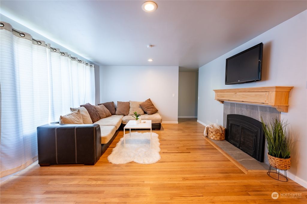 Photo of 16036 11th Avenue SW, Burien, WA 98166 (MLS # 2237112)