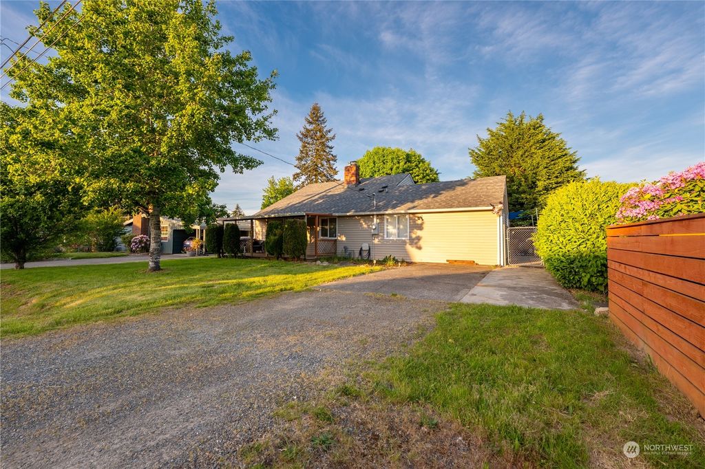 Photo of 16036 11th Avenue SW, Burien, WA 98166 (MLS # 2237112)