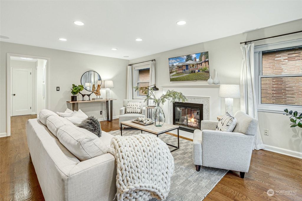 Photo of 6807 24th Avenue NE, Seattle, WA 98115 (MLS # 2187615)