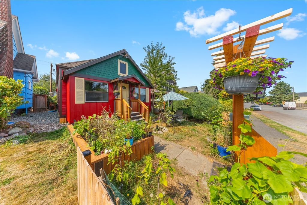 Photo of 2018 Rockefeller Avenue, Everett, WA 98201 (MLS # 2426983)
