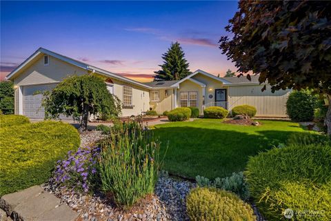 Photo of 1808 Heritage Drive, Wenatchee, WA 98801 (MLS # 2528678)
