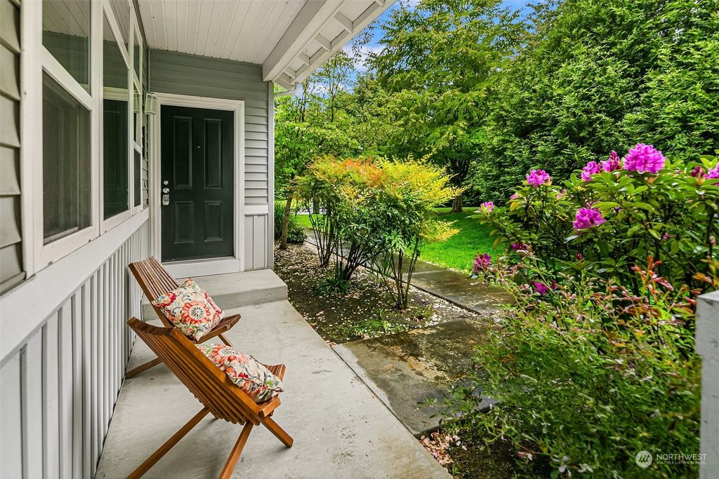 Photo of 23213 NE 8th Place, Sammamish, WA 98074 (MLS # 2239258)