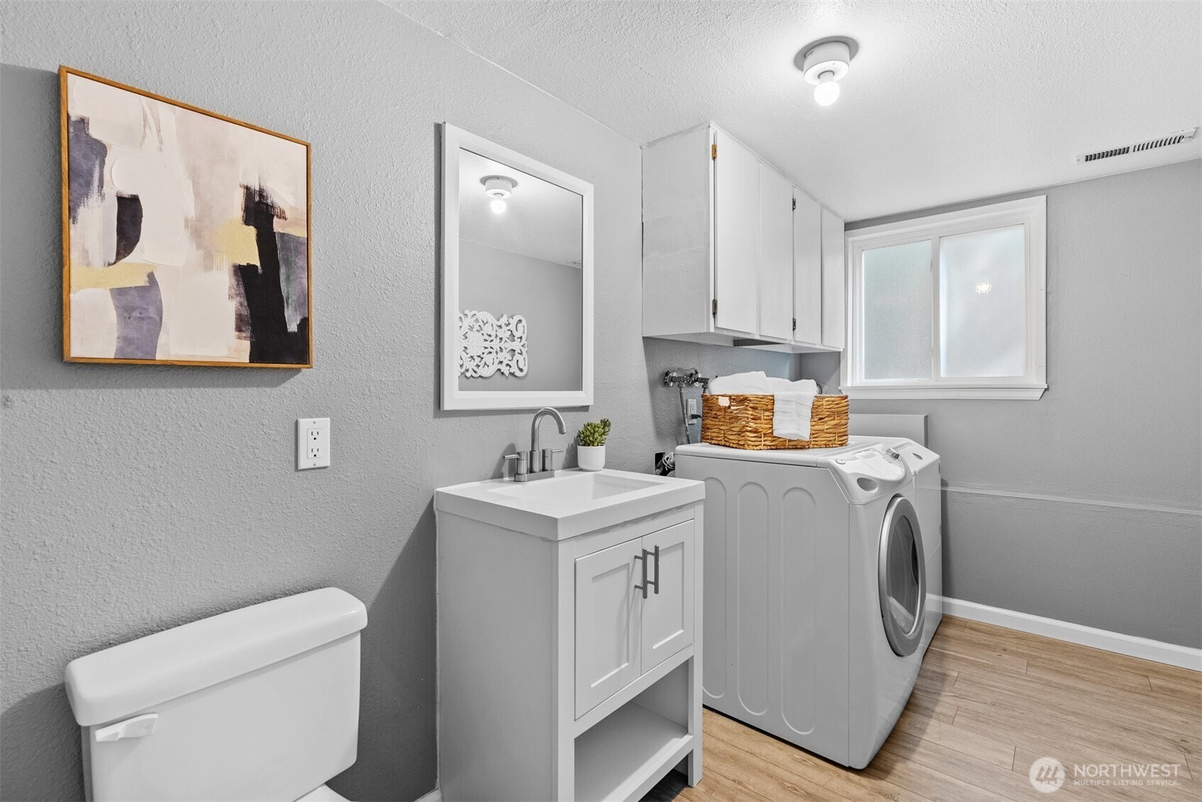 Newcastle, Washington 98059, United States, 3 Bedrooms Bedrooms, ,2 BathroomsBathrooms,Residential,Pending,208308