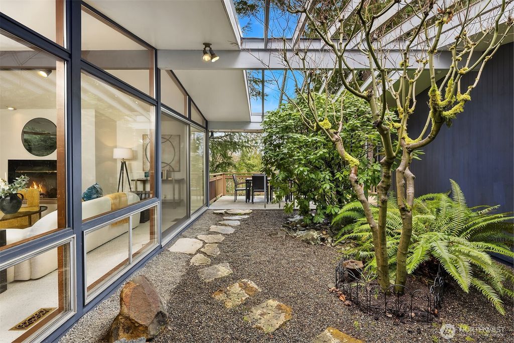 Photo of 3905 96th Avenue SE, Mercer Island, WA 98040 (MLS # 2492838)