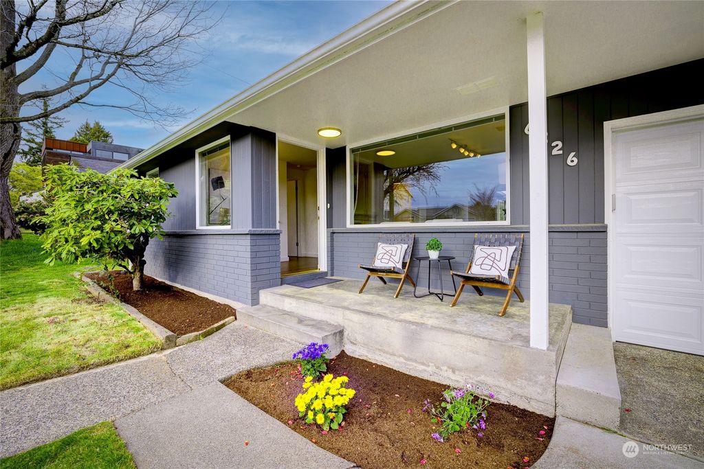 Photo of 6226 44th Avenue NE, Seattle, WA 98115 (MLS # 2056001)