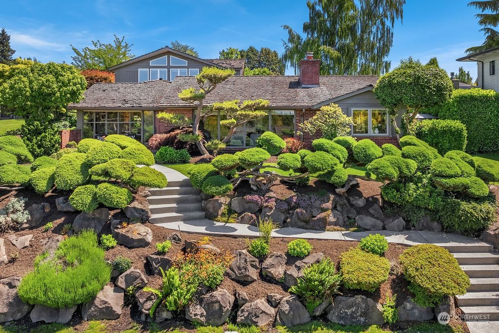 Photo of 5720 60th Avenue NE, Seattle, WA 98105 (MLS # 2244277)