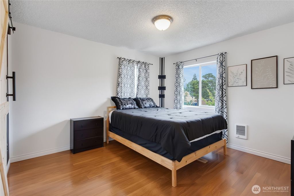 listing image 9361601595623304036