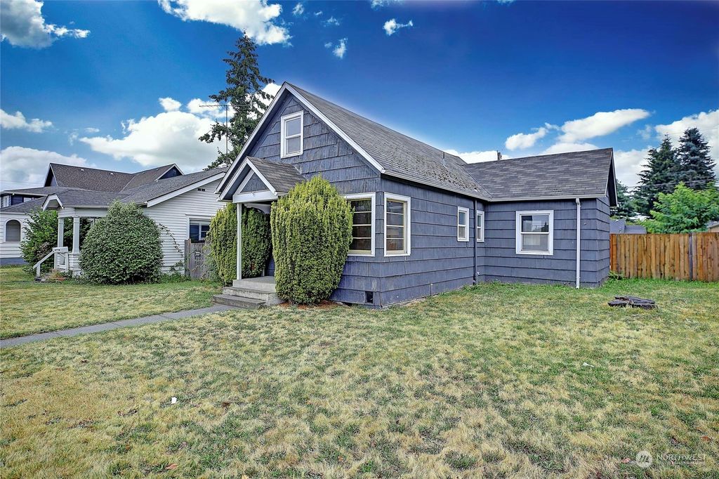 Photo of 1617 4th Street, Marysville, WA 98270 (MLS # 2282348)