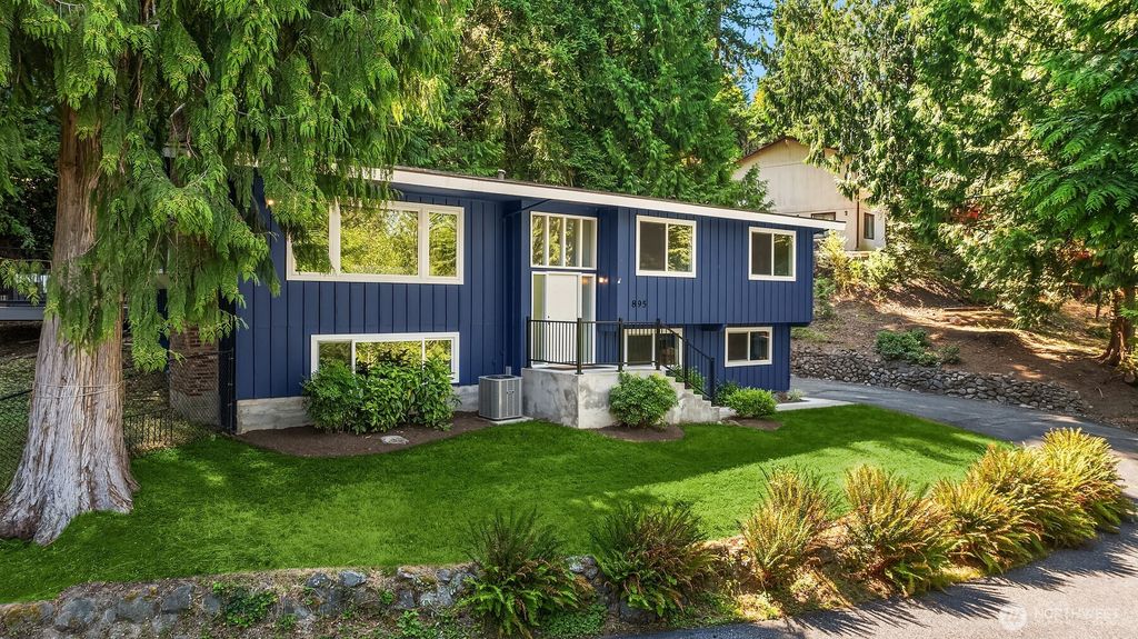 Photo of 895 Wildwood Boulevard SW, Issaquah, WA 98027 (MLS # 2430884)