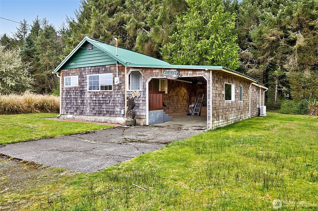 Photo of 39 Oyehut Road, Hoquiam, WA 98550 (MLS # 2495495)