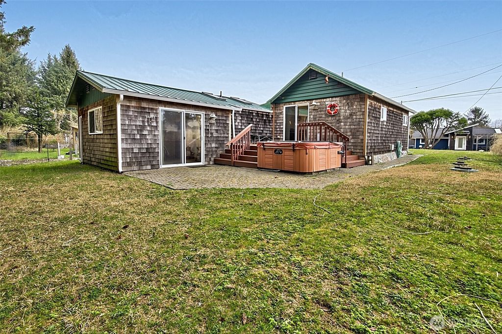 Photo of 39 Oyehut Road, Hoquiam, WA 98550 (MLS # 2495495)